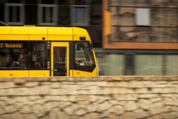 komunikacja miejska tani i prosty sposób na zwiedzanie miast